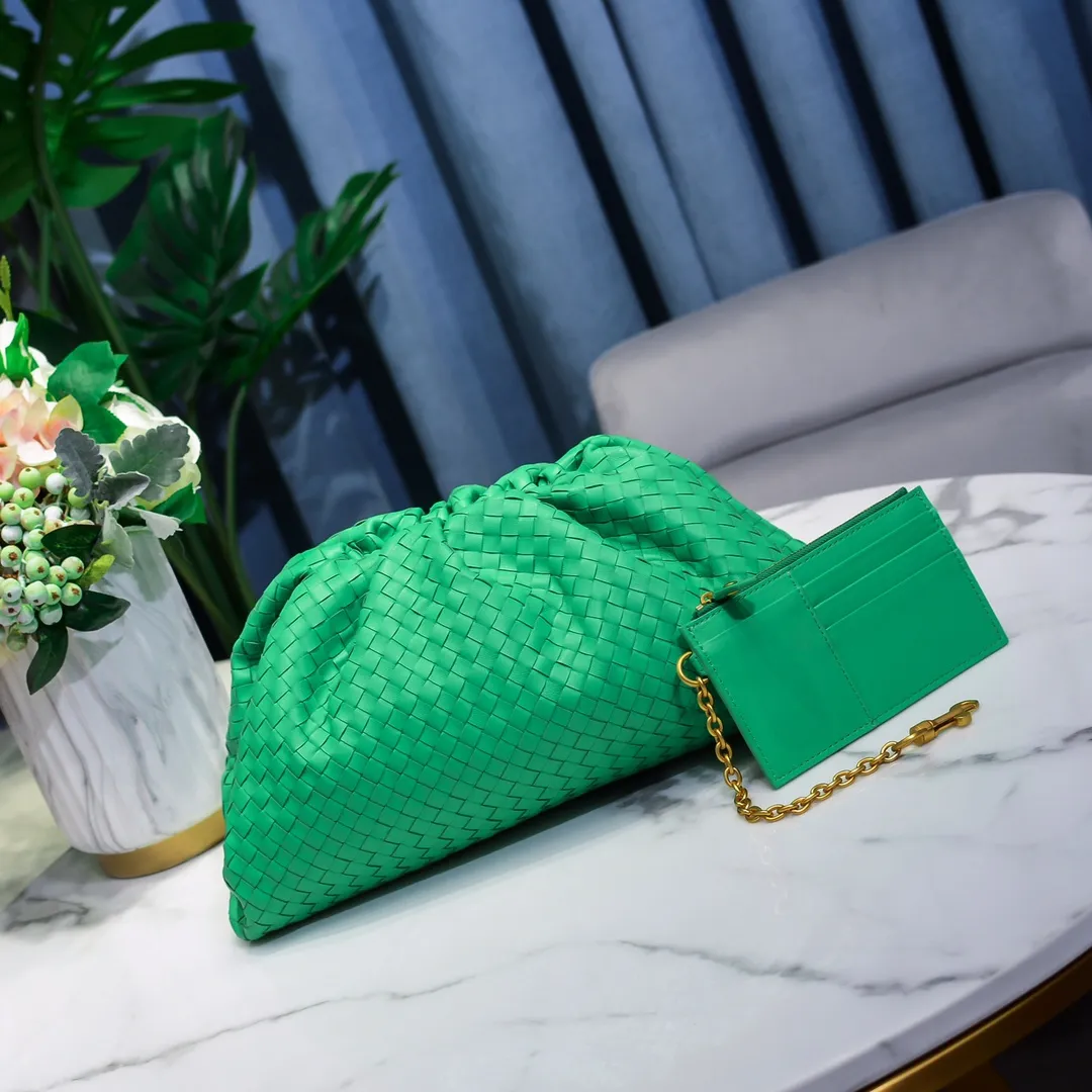 Real shot🔥🔥The counterattack of the popular Bottega Veneta started with this series of cloud bags, which went viral in the fashion circle and started a craze! Out of stock, out of stock, out of stock... One piece is hard to find, super hard to buy, regardless of age, season, or occasion. Very classy. Really, if you carry this on the road, it will turn heads! This is also the reason why this series is so expensive. Large size: 38*20*8.5cm [Big Cloud Weaving]